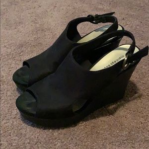 Black wedges